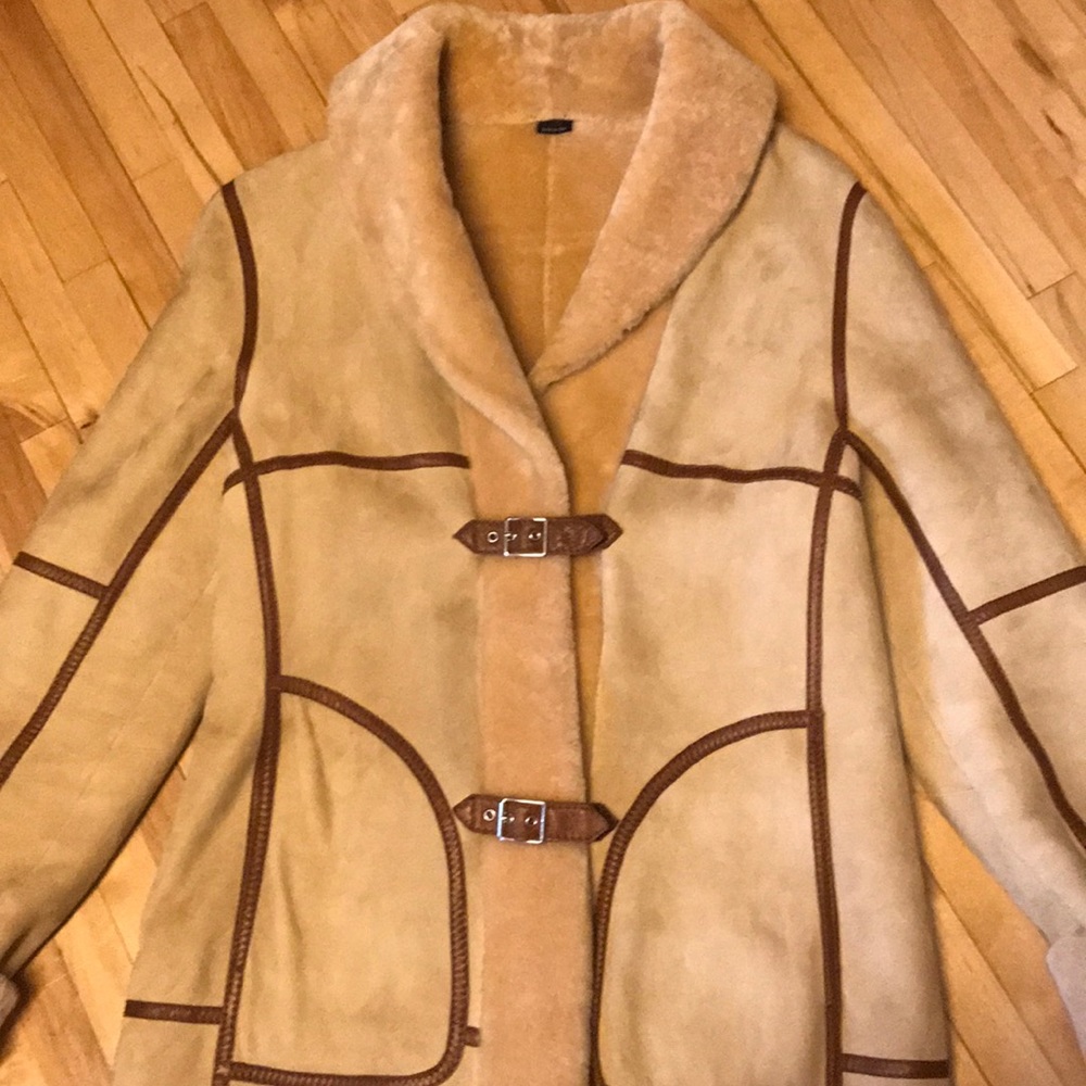 Luxurious Italian Sheepskin Fur Coat - Picture 4 of 9